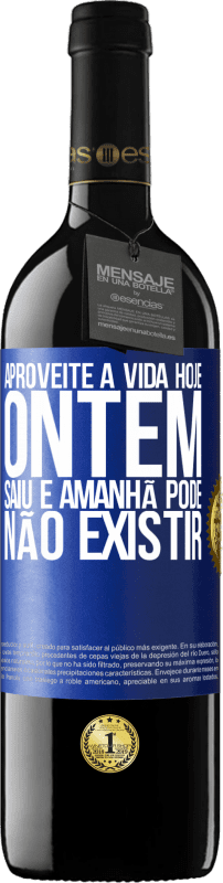 39,95 € Envio grátis | Vinho tinto Edição RED MBE Reserva Aproveite a vida hoje ontem saiu e amanhã pode não existir Etiqueta Azul. Etiqueta personalizável Reserva 12 Meses Colheita 2016 Tempranillo