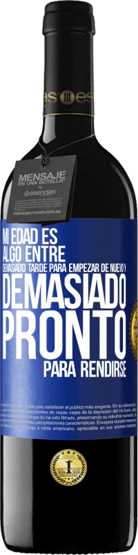 39,95 € Envío gratis | Vino Tinto Edición RED MBE Reserva Mi edad es algo entre… Demasiado tarde para empezar de nuevo y… demasiado pronto para rendirse Etiqueta Azul. Etiqueta personalizable Reserva 12 Meses Cosecha 2015 Tempranillo