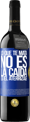 39,95 € Envío gratis | Vino Tinto Edición RED MBE Reserva Lo que te mata no es la caída, es el aterrizaje Etiqueta Azul. Etiqueta personalizable Reserva 12 Meses Cosecha 2016 Tempranillo