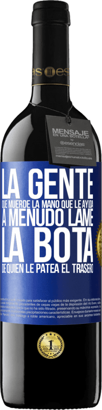 39,95 € Envío gratis | Vino Tinto Edición RED MBE Reserva La gente que muerde la mano que le ayuda, a menudo lame la bota de quien le patea el trasero Etiqueta Azul. Etiqueta personalizable Reserva 12 Meses Cosecha 2016 Tempranillo