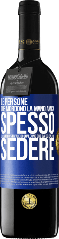 39,95 € Spedizione Gratuita | Vino rosso Edizione RED MBE Riserva Le persone che mordono la mano amica, spesso leccano lo stivale di qualcuno che dà dei calci al sedere Etichetta Blu. Etichetta personalizzabile Riserva 12 Mesi Raccogliere 2015 Tempranillo