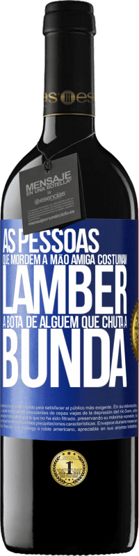 39,95 € Envio grátis | Vinho tinto Edição RED MBE Reserva As pessoas que mordem a mão amiga costumam lamber a bota de alguém que chuta a bunda Etiqueta Azul. Etiqueta personalizável Reserva 12 Meses Colheita 2015 Tempranillo