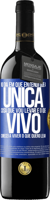 39,95 € Envio grátis | Vinho tinto Edição RED MBE Reserva No dia em que entendi que a única coisa que vou levar é o que vivo, comecei a viver o que quero levar Etiqueta Azul. Etiqueta personalizável Reserva 12 Meses Colheita 2014 Tempranillo