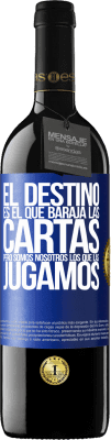 39,95 € Envío gratis | Vino Tinto Edición RED MBE Reserva El destino es el que baraja las cartas, pero somos nosotros los que las jugamos Etiqueta Azul. Etiqueta personalizable Reserva 12 Meses Cosecha 2014 Tempranillo