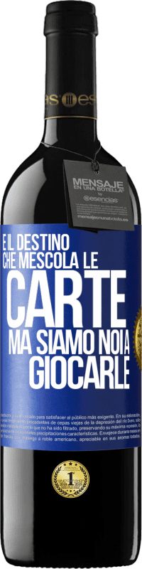 39,95 € Spedizione Gratuita | Vino rosso Edizione RED MBE Riserva È il destino che mescola le carte, ma siamo noi a giocarle Etichetta Blu. Etichetta personalizzabile Riserva 12 Mesi Raccogliere 2015 Tempranillo