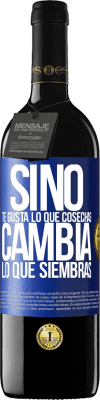 39,95 € Envío gratis | Vino Tinto Edición RED MBE Reserva Si no te gusta lo que cosechas, cambia lo que siembras Etiqueta Azul. Etiqueta personalizable Reserva 12 Meses Cosecha 2014 Tempranillo