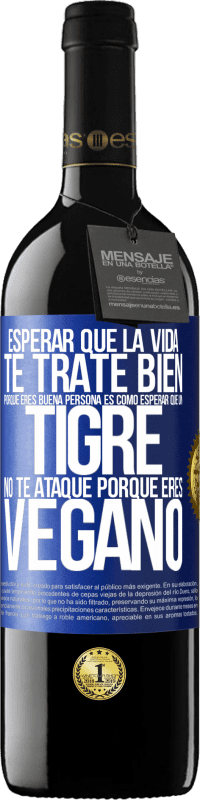 39,95 € Envío gratis | Vino Tinto Edición RED MBE Reserva Esperar que la vida te trate bien porque eres buena persona es como esperar que un tigre no te ataque porque eres vegano Etiqueta Azul. Etiqueta personalizable Reserva 12 Meses Cosecha 2015 Tempranillo