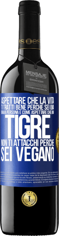 39,95 € Spedizione Gratuita | Vino rosso Edizione RED MBE Riserva Aspettare che la vita ti tratti bene perché sei una brava persona è come aspettare che una tigre non ti attacchi perché sei Etichetta Blu. Etichetta personalizzabile Riserva 12 Mesi Raccogliere 2015 Tempranillo