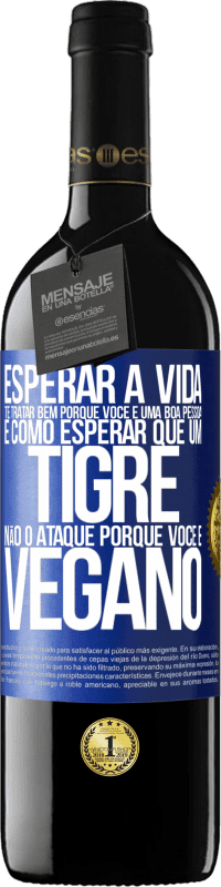 39,95 € Envio grátis | Vinho tinto Edição RED MBE Reserva Esperar a vida te tratar bem porque você é uma boa pessoa é como esperar que um tigre não o ataque porque você é vegano Etiqueta Azul. Etiqueta personalizável Reserva 12 Meses Colheita 2015 Tempranillo