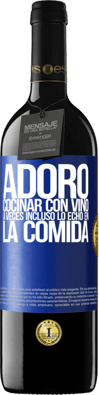 39,95 € Envío gratis | Vino Tinto Edición RED MBE Reserva Adoro cocinar con vino. A veces incluso lo echo en la comida Etiqueta Azul. Etiqueta personalizable Reserva 12 Meses Cosecha 2015 Tempranillo