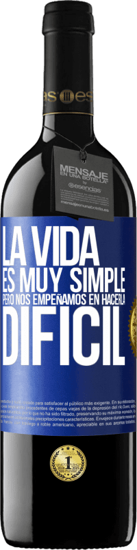 39,95 € Envío gratis | Vino Tinto Edición RED MBE Reserva La vida es muy simple, pero nos empeñamos en hacerla difícil Etiqueta Azul. Etiqueta personalizable Reserva 12 Meses Cosecha 2015 Tempranillo