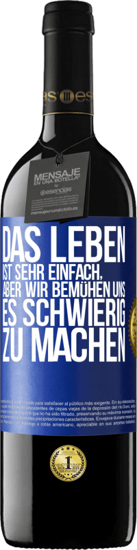 39,95 € Kostenloser Versand | Rotwein RED Ausgabe MBE Reserve Das Leben ist sehr einfach, aber wir bemühen uns, es schwierig zu machen Blaue Markierung. Anpassbares Etikett Reserve 12 Monate Ernte 2015 Tempranillo