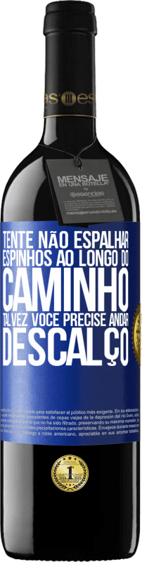 39,95 € Envio grátis | Vinho tinto Edição RED MBE Reserva Tente não espalhar espinhos ao longo do caminho, talvez você precise andar descalço Etiqueta Azul. Etiqueta personalizável Reserva 12 Meses Colheita 2015 Tempranillo