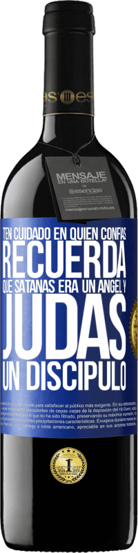 39,95 € Envío gratis | Vino Tinto Edición RED MBE Reserva Ten cuidado en quién confías. Recuerda que Satanás era un ángel y Judas un discípulo Etiqueta Azul. Etiqueta personalizable Reserva 12 Meses Cosecha 2016 Tempranillo