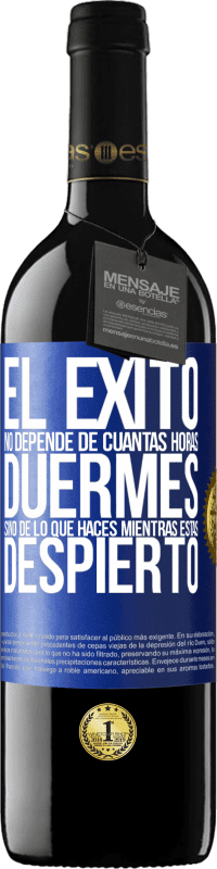 39,95 € Envío gratis | Vino Tinto Edición RED MBE Reserva El éxito no depende de cuantas horas duermes, sino de lo que haces mientras estás despierto Etiqueta Azul. Etiqueta personalizable Reserva 12 Meses Cosecha 2015 Tempranillo