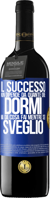 39,95 € Spedizione Gratuita | Vino rosso Edizione RED MBE Riserva Il successo non dipende da quante ore dormi, ma da cosa fai mentre sei sveglio Etichetta Blu. Etichetta personalizzabile Riserva 12 Mesi Raccogliere 2015 Tempranillo