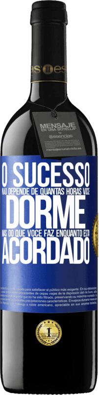 39,95 € Envio grátis | Vinho tinto Edição RED MBE Reserva O sucesso não depende de quantas horas você dorme, mas do que você faz enquanto está acordado Etiqueta Azul. Etiqueta personalizável Reserva 12 Meses Colheita 2015 Tempranillo