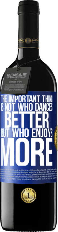 39,95 € 送料無料 | 赤ワイン REDエディション MBE 予約する 重要なことは、誰がより良いダンスをするのではなく、誰がもっと踊るのか 青いタグ. カスタマイズ可能なラベル 予約する 12 月 収穫 2014 Tempranillo