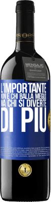 39,95 € Spedizione Gratuita | Vino rosso Edizione RED MBE Riserva L'importante non è chi balla meglio, ma chi si diverte di più Etichetta Blu. Etichetta personalizzabile Riserva 12 Mesi Raccogliere 2016 Tempranillo