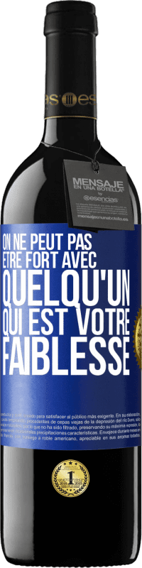 39,95 € Envoi gratuit | Vin rouge Édition RED MBE Réserve On ne peut pas être fort avec quelqu'un qui est votre faiblesse Étiquette Bleue. Étiquette personnalisable Réserve 12 Mois Récolte 2015 Tempranillo