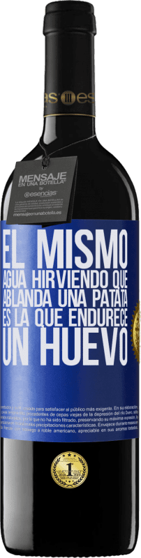 39,95 € Envío gratis | Vino Tinto Edición RED MBE Reserva El mismo agua hirviendo que ablanda una patata, es la que endurece un huevo Etiqueta Azul. Etiqueta personalizable Reserva 12 Meses Cosecha 2015 Tempranillo