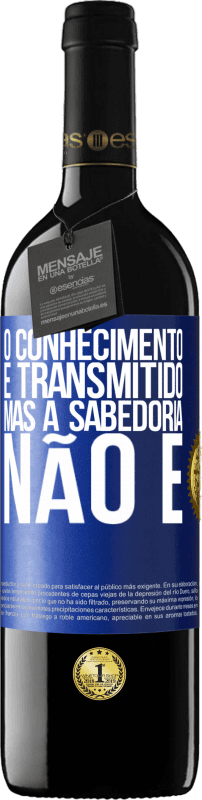 39,95 € Envio grátis | Vinho tinto Edição RED MBE Reserva O conhecimento é transmitido, mas a sabedoria não é Etiqueta Azul. Etiqueta personalizável Reserva 12 Meses Colheita 2015 Tempranillo