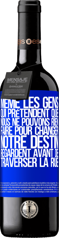 39,95 € Envoi gratuit | Vin rouge Édition RED MBE Réserve Même les gens qui prétendent que nous ne pouvons rien faire pour changer notre destin, regardent avant de traverser la rue Étiquette Bleue. Étiquette personnalisable Réserve 12 Mois Récolte 2015 Tempranillo