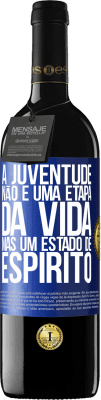 39,95 € Envio grátis | Vinho tinto Edição RED MBE Reserva A juventude não é uma etapa da vida, mas um estado de espírito Etiqueta Azul. Etiqueta personalizável Reserva 12 Meses Colheita 2016 Tempranillo