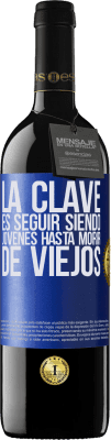 39,95 € Envío gratis | Vino Tinto Edición RED MBE Reserva La clave es seguir siendo jóvenes hasta morir de viejos Etiqueta Azul. Etiqueta personalizable Reserva 12 Meses Cosecha 2015 Tempranillo