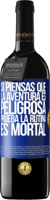 39,95 € Envío gratis | Vino Tinto Edición RED MBE Reserva Si piensas que la aventura es peligrosa, prueba la rutina. Es mortal Etiqueta Azul. Etiqueta personalizable Reserva 12 Meses Cosecha 2015 Tempranillo