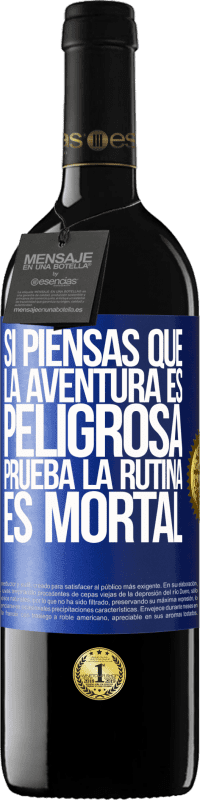 39,95 € Envío gratis | Vino Tinto Edición RED MBE Reserva Si piensas que la aventura es peligrosa, prueba la rutina. Es mortal Etiqueta Azul. Etiqueta personalizable Reserva 12 Meses Cosecha 2015 Tempranillo