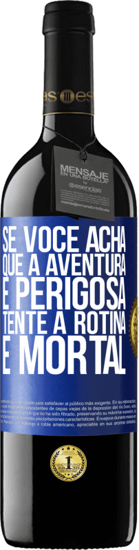 39,95 € Envio grátis | Vinho tinto Edição RED MBE Reserva Se você acha que a aventura é perigosa, tente a rotina. É mortal Etiqueta Azul. Etiqueta personalizável Reserva 12 Meses Colheita 2015 Tempranillo