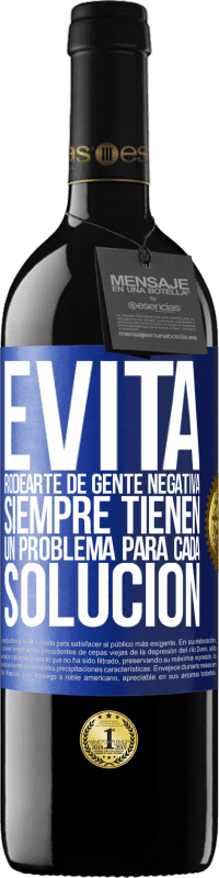 39,95 € Envío gratis | Vino Tinto Edición RED MBE Reserva Evita rodearte de gente negativa. Siempre tienen un problema para cada solución Etiqueta Azul. Etiqueta personalizable Reserva 12 Meses Cosecha 2015 Tempranillo