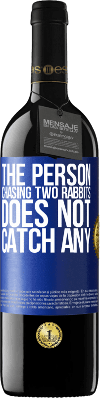 39,95 € 免费送货 | 红酒 RED版 MBE 预订 追两只兔子的人没有抓到任何东西 蓝色标签. 可自定义的标签 预订 12 个月 收成 2014 Tempranillo