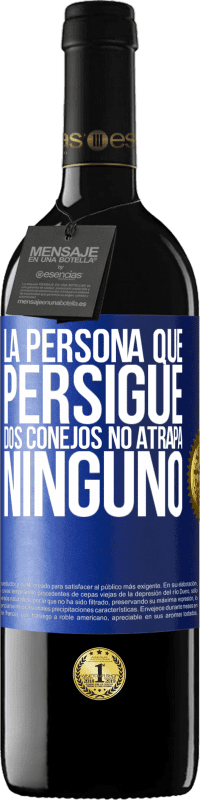 39,95 € Envío gratis | Vino Tinto Edición RED MBE Reserva La persona que persigue dos conejos no atrapa ninguno Etiqueta Azul. Etiqueta personalizable Reserva 12 Meses Cosecha 2015 Tempranillo