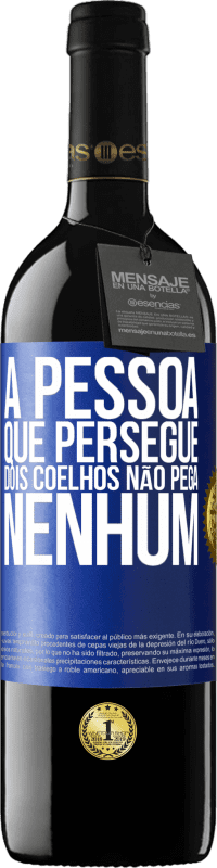 39,95 € Envio grátis | Vinho tinto Edição RED MBE Reserva A pessoa que persegue dois coelhos não pega nenhum Etiqueta Azul. Etiqueta personalizável Reserva 12 Meses Colheita 2016 Tempranillo