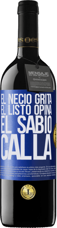 39,95 € Envío gratis | Vino Tinto Edición RED MBE Reserva El necio grita, el listo opina, el sabio calla Etiqueta Azul. Etiqueta personalizable Reserva 12 Meses Cosecha 2015 Tempranillo