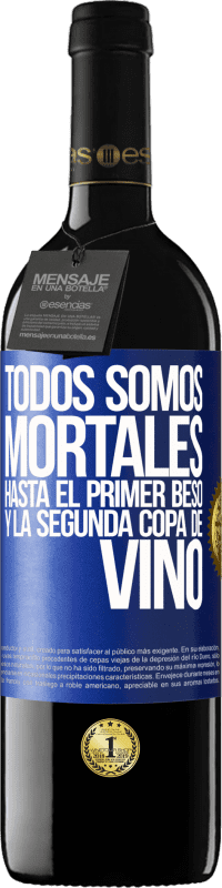 39,95 € Envío gratis | Vino Tinto Edición RED MBE Reserva Todos somos mortales hasta el primer beso y la segunda copa de vino Etiqueta Azul. Etiqueta personalizable Reserva 12 Meses Cosecha 2015 Tempranillo