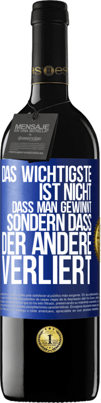 39,95 € Kostenloser Versand | Rotwein RED Ausgabe MBE Reserve Das Wichtigste ist nicht,dass man gewinnt, sondern dass der andere verliert Blaue Markierung. Anpassbares Etikett Reserve 12 Monate Ernte 2015 Tempranillo