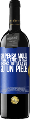 39,95 € Spedizione Gratuita | Vino rosso Edizione RED MBE Riserva Chi pensa molto prima di fare un passo, passerà tutta la vita su un piede Etichetta Blu. Etichetta personalizzabile Riserva 12 Mesi Raccogliere 2014 Tempranillo