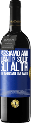 39,95 € Spedizione Gratuita | Vino rosso Edizione RED MBE Riserva Passiamo anni. Quanti? solo 1. Gli altri che abbiamo già avuto Etichetta Blu. Etichetta personalizzabile Riserva 12 Mesi Raccogliere 2014 Tempranillo