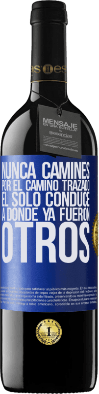 39,95 € Envío gratis | Vino Tinto Edición RED MBE Reserva Nunca camines por el camino trazado, él sólo conduce a donde ya fueron otros Etiqueta Azul. Etiqueta personalizable Reserva 12 Meses Cosecha 2015 Tempranillo