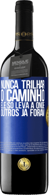 39,95 € Envio grátis | Vinho tinto Edição RED MBE Reserva Nunca trilhar o caminho, ele só leva a onde outros já foram Etiqueta Azul. Etiqueta personalizável Reserva 12 Meses Colheita 2015 Tempranillo