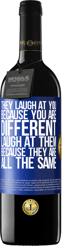 39,95 € 送料無料 | 赤ワイン REDエディション MBE 予約する 彼らはあなたが違うのであなたを笑います。彼らはすべて同じだから 青いタグ. カスタマイズ可能なラベル 予約する 12 月 収穫 2016 Tempranillo
