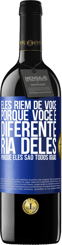 39,95 € Envio grátis | Vinho tinto Edição RED MBE Reserva Eles riem de você porque você é diferente. Ria deles, porque eles são todos iguais Etiqueta Azul. Etiqueta personalizável Reserva 12 Meses Colheita 2015 Tempranillo