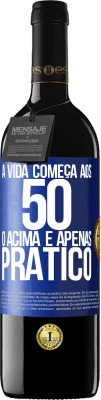 39,95 € Envio grátis | Vinho tinto Edição RED MBE Reserva A vida começa aos 50 anos, o acima é apenas prático Etiqueta Azul. Etiqueta personalizável Reserva 12 Meses Colheita 2015 Tempranillo