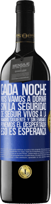 39,95 € Envío gratis | Vino Tinto Edición RED MBE Reserva Cada noche nos vamos a dormir sin la seguridad de seguir vivos a la mañana siguiente y, sin embargo, ponemos el despertador Etiqueta Azul. Etiqueta personalizable Reserva 12 Meses Cosecha 2016 Tempranillo