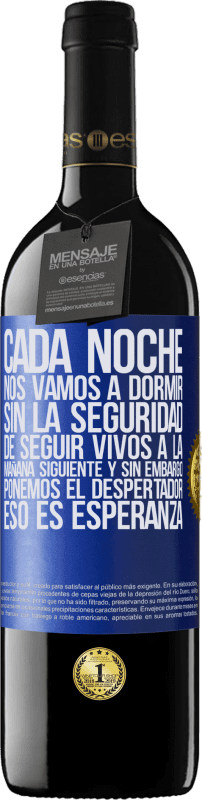 39,95 € Envío gratis | Vino Tinto Edición RED MBE Reserva Cada noche nos vamos a dormir sin la seguridad de seguir vivos a la mañana siguiente y, sin embargo, ponemos el despertador Etiqueta Azul. Etiqueta personalizable Reserva 12 Meses Cosecha 2015 Tempranillo