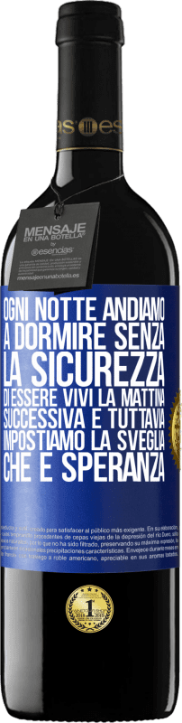 39,95 € Spedizione Gratuita | Vino rosso Edizione RED MBE Riserva Ogni notte andiamo a dormire senza la sicurezza di essere vivi la mattina successiva e tuttavia impostiamo la sveglia. CHE È Etichetta Blu. Etichetta personalizzabile Riserva 12 Mesi Raccogliere 2015 Tempranillo