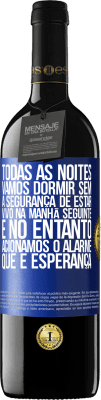 39,95 € Envio grátis | Vinho tinto Edição RED MBE Reserva Todas as noites vamos dormir sem a segurança de estar vivo na manhã seguinte e, no entanto, acionamos o alarme. QUE É Etiqueta Azul. Etiqueta personalizável Reserva 12 Meses Colheita 2016 Tempranillo